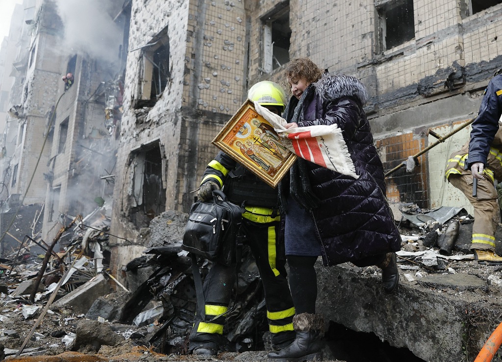 Edifícios residenciais de Kiev atingidos por bombardeamento russo, a 2 de Janeiro. Pelo menos duas pessoas morreram