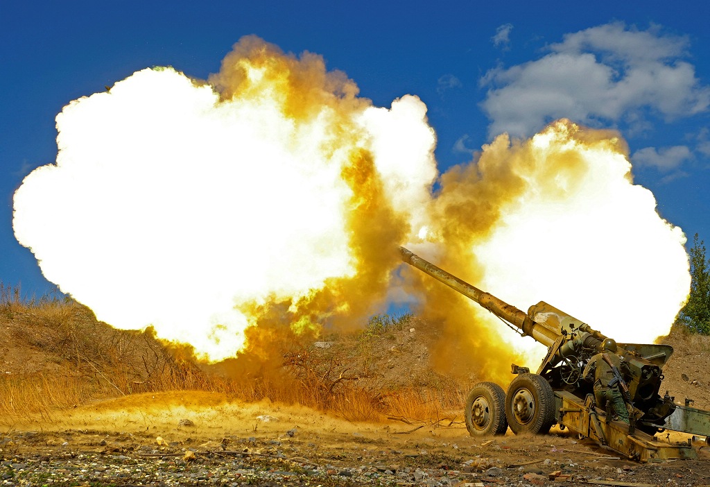 Soldados da autoproclamada República Popular de Donetsk disparam um howitzer Giantsint-B (artilharia de longo alcance)