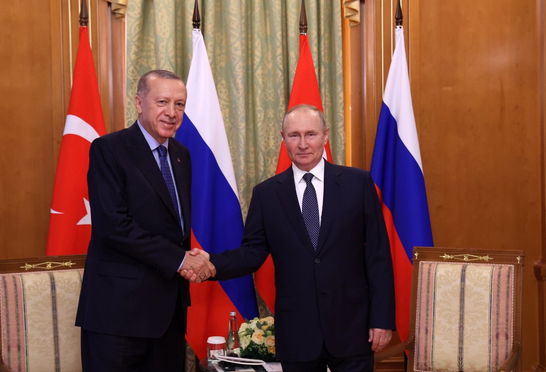 Tayyip Erdogan e Vladimir Putin juntos em Sochi, Rússia, em 2022