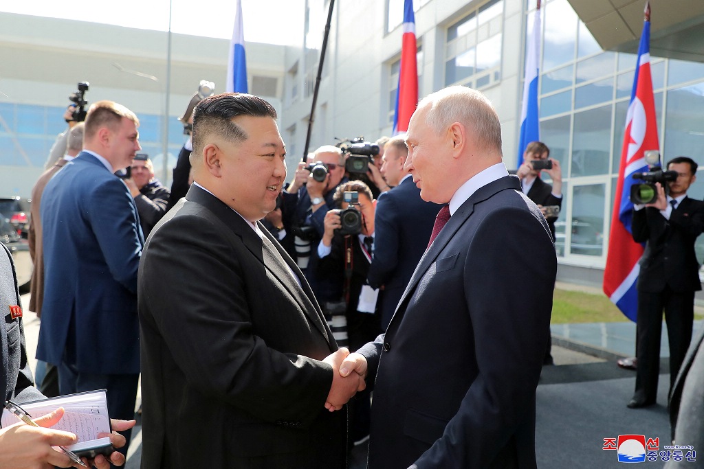 Kim Jong-un e Vladimir Putin a dar um aperto de mão