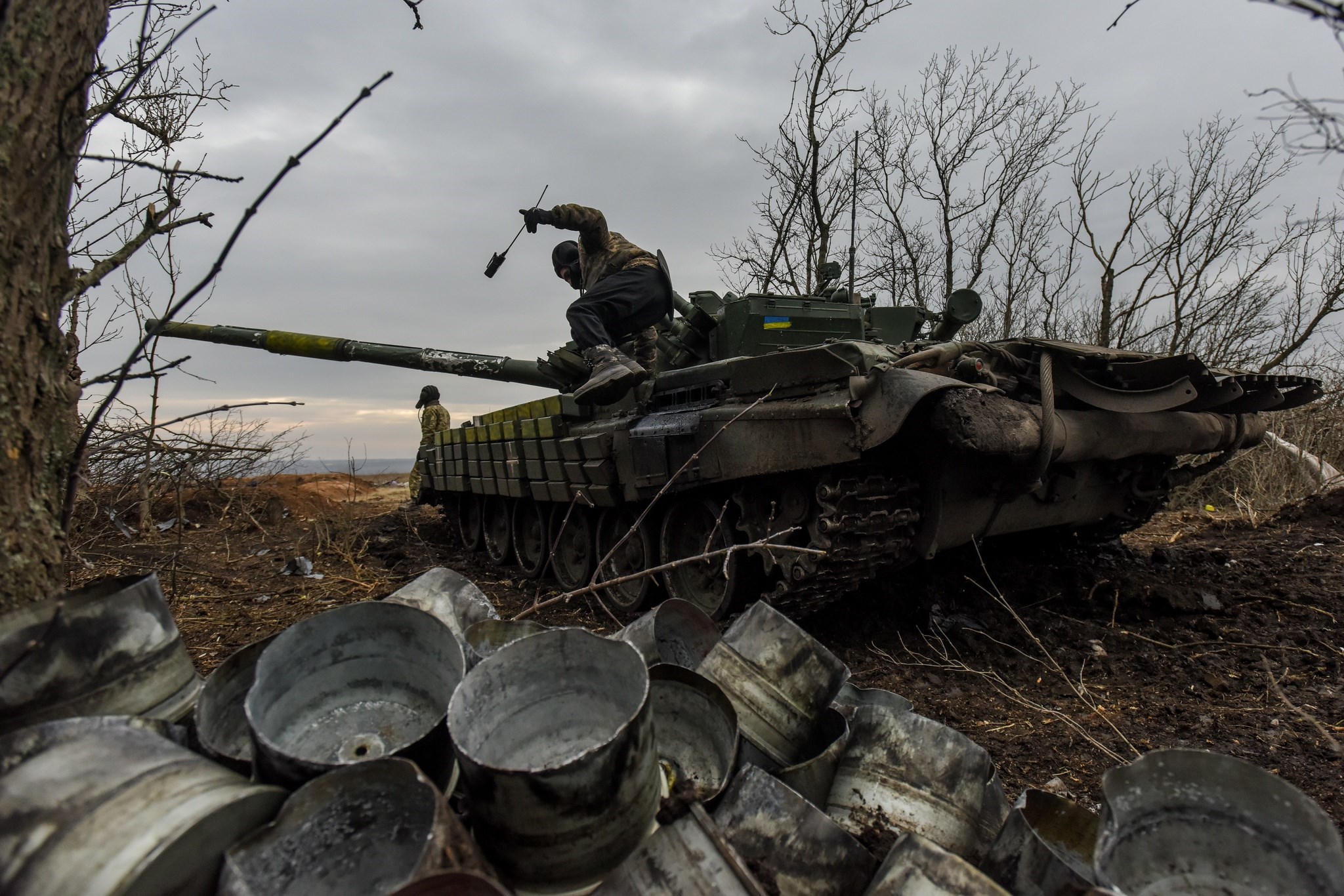 Soldado ucrâniano sobre tanque de guerra