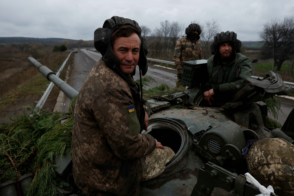 Soldados ucranianos num tanque de guerra capturado às tropas russas, no Donbass