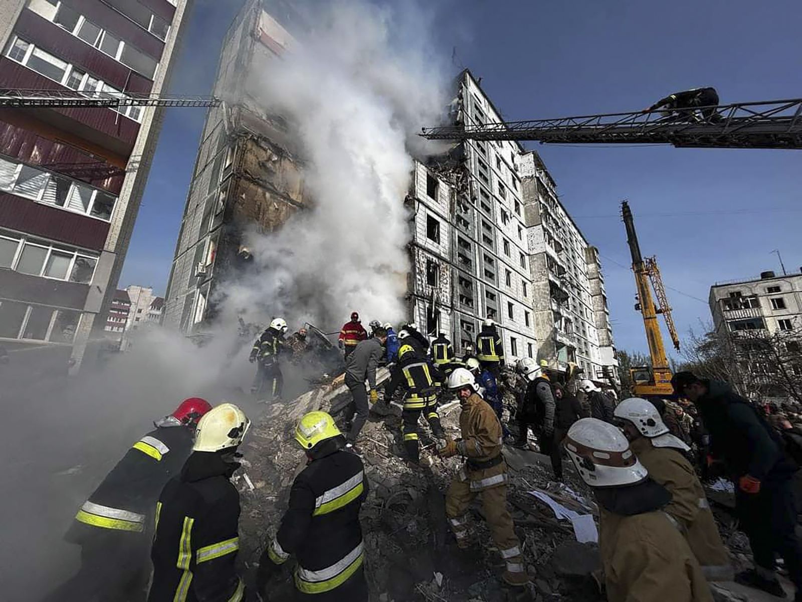 Conjunto de bombeiros rodeiam prédio bombardeado