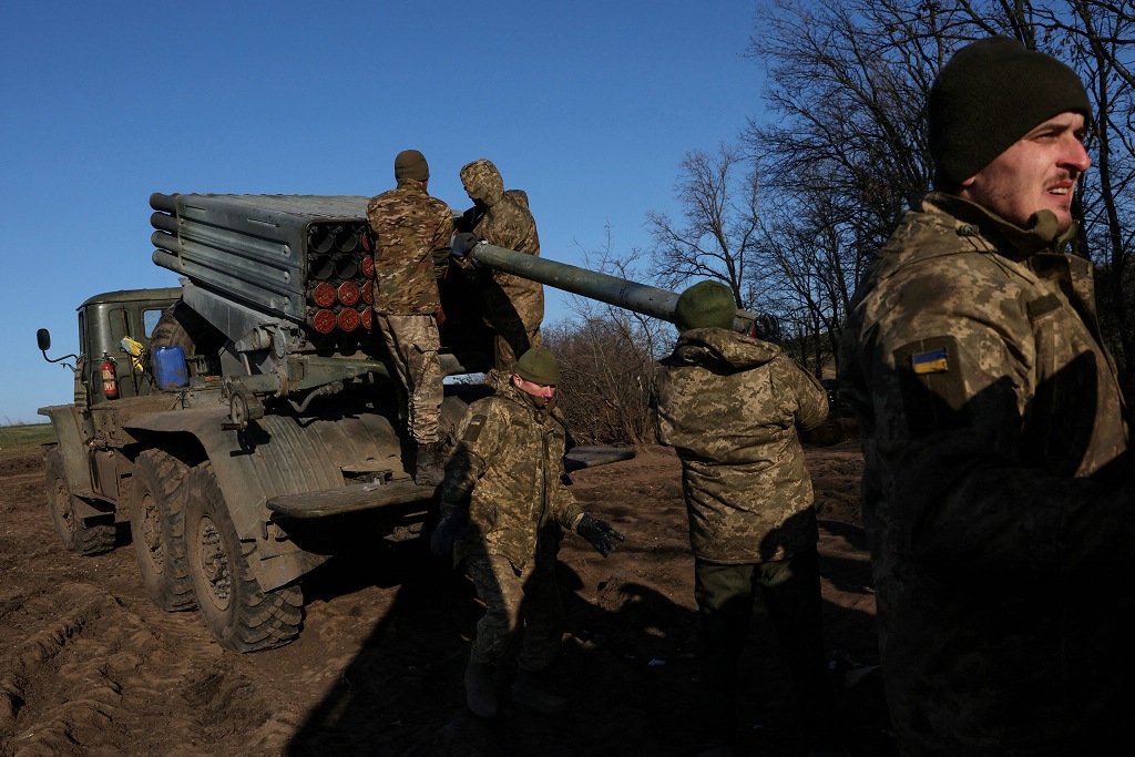 Militares ucranianos preparam-se para o lançamento de rockets em Bakhmut