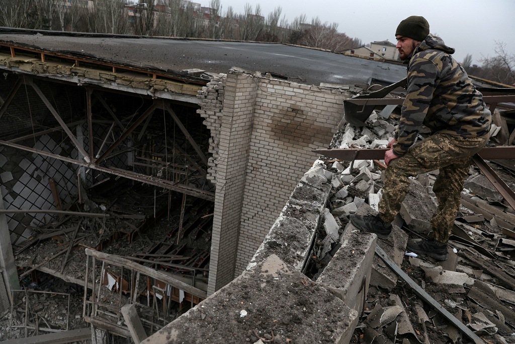 Soldado ucraniano em Kramatorsk, cidade bombardeada na região de Donetsk.
