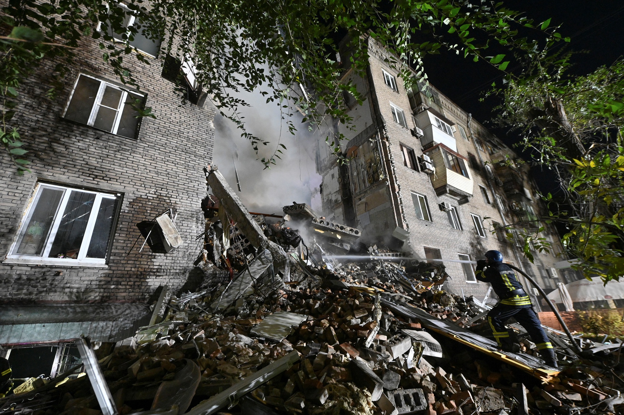 Edifício residencial completamente destruído em ataque com míssil em Zaporijjia