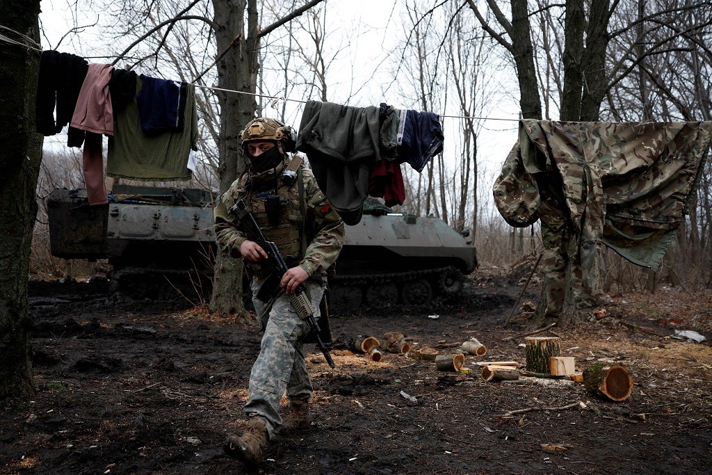 Soldado ucraniano no terreno