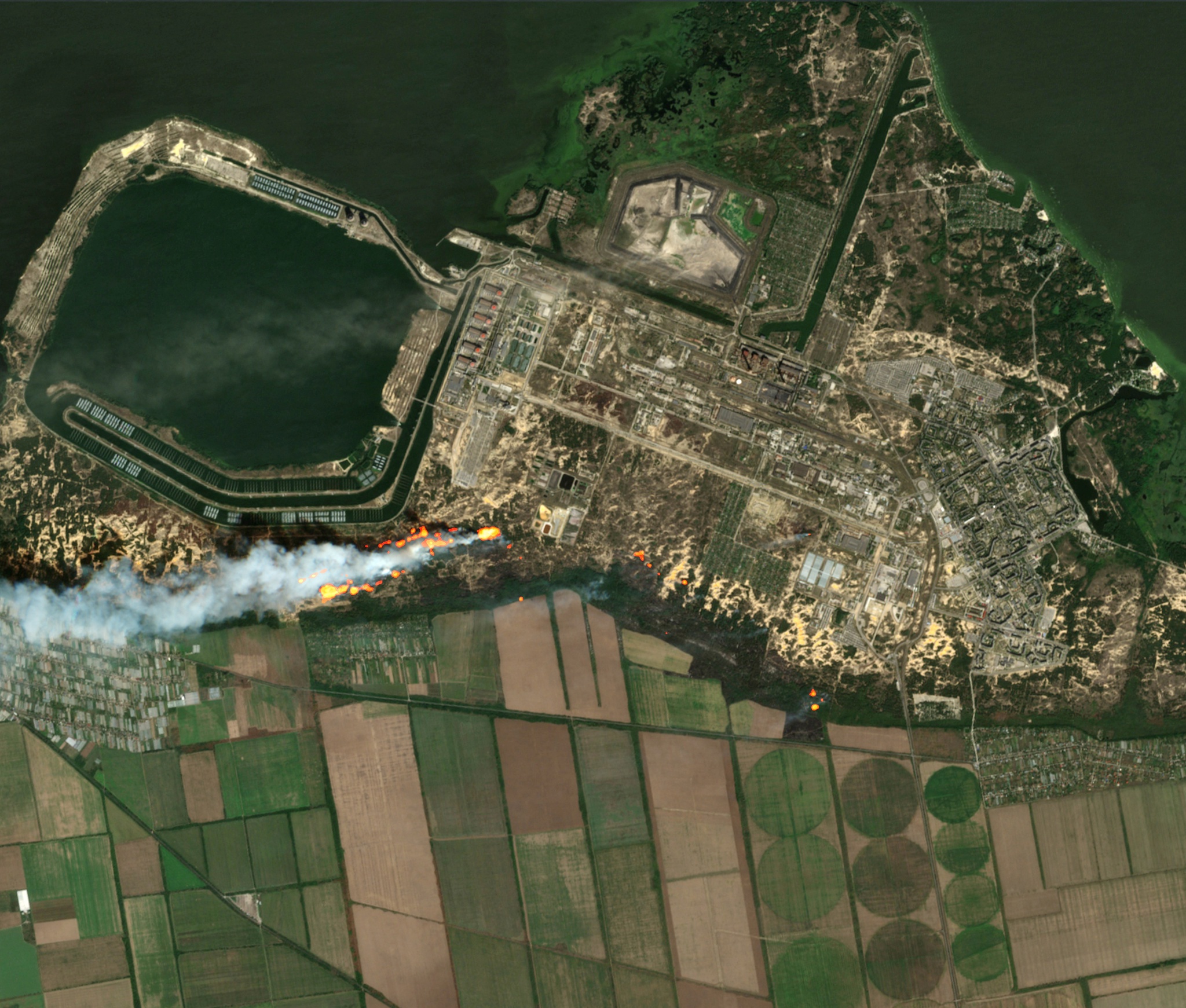 Vista aérea da central de Zaporijjia e das chamas 