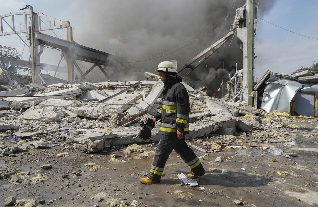 Funcionário dos serviços de emergência da Ucrânia numa fábrica atingida pelos mísseis russos em Kharkiv 