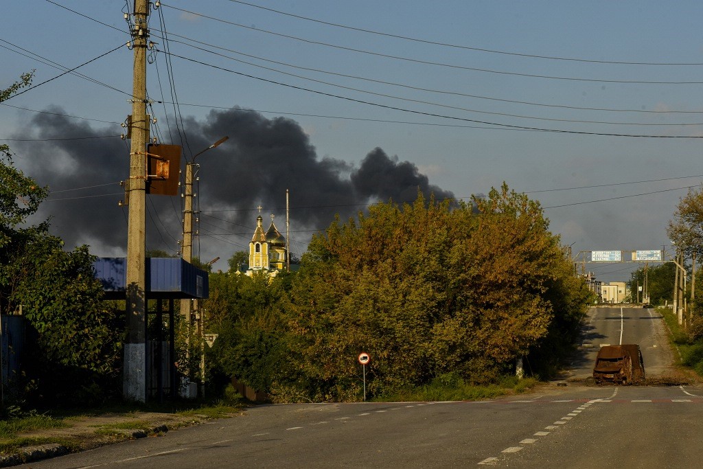 Fumo espalha-se pela cidade de Kupiansk, Kharkiv, após bombardeamento