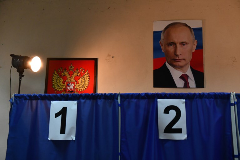 Mesa de voto em Donetsk