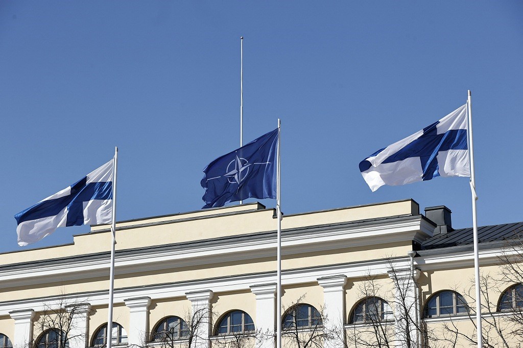Bandeiras da Finlândia e da NATO hasteadas lado a lado, em Helsínquia
