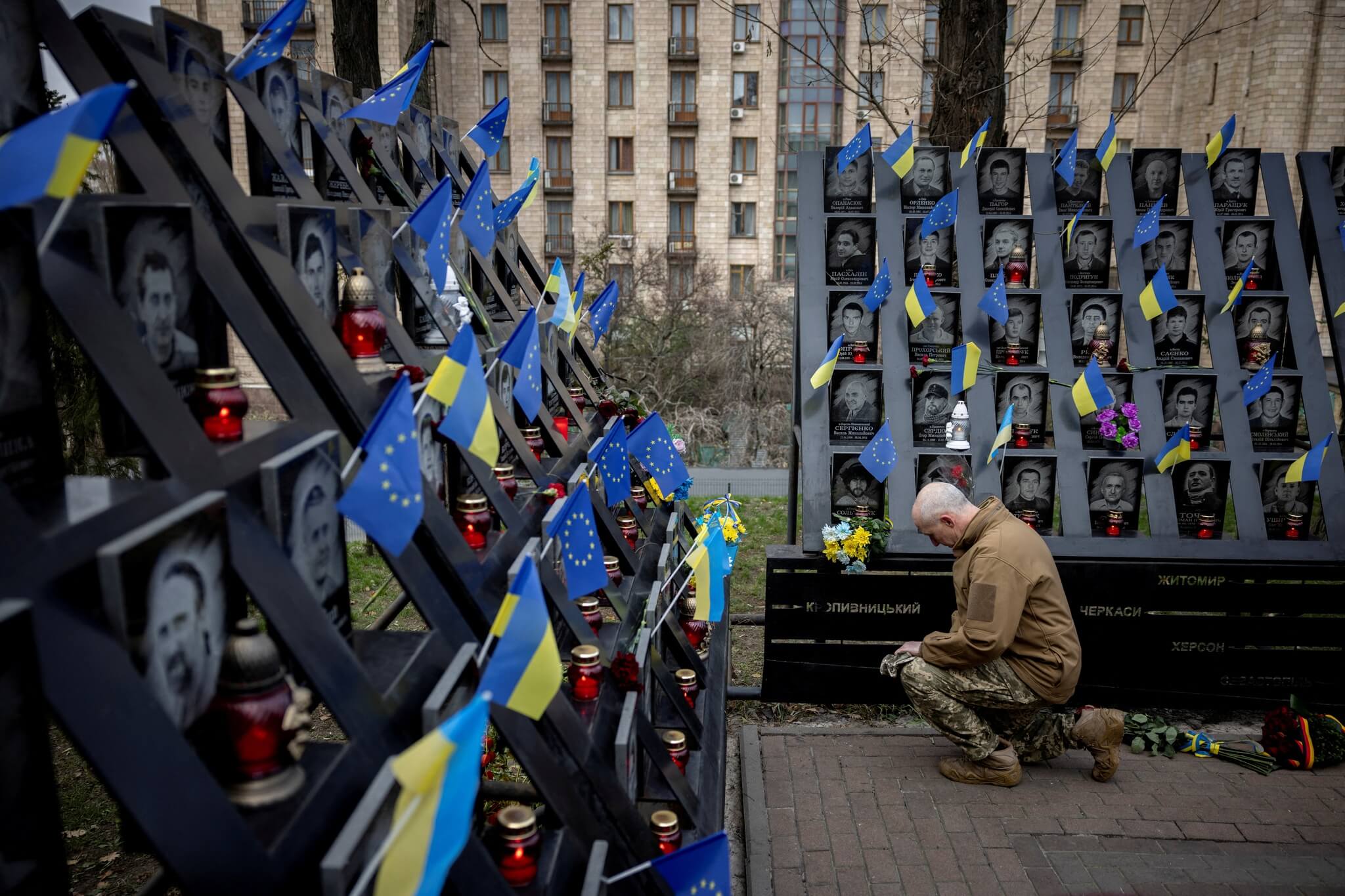 Ucranianos celebram protesto da praça Maidan, em 2013