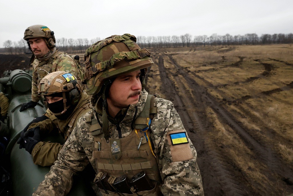 Soldado ucraniano no terreno