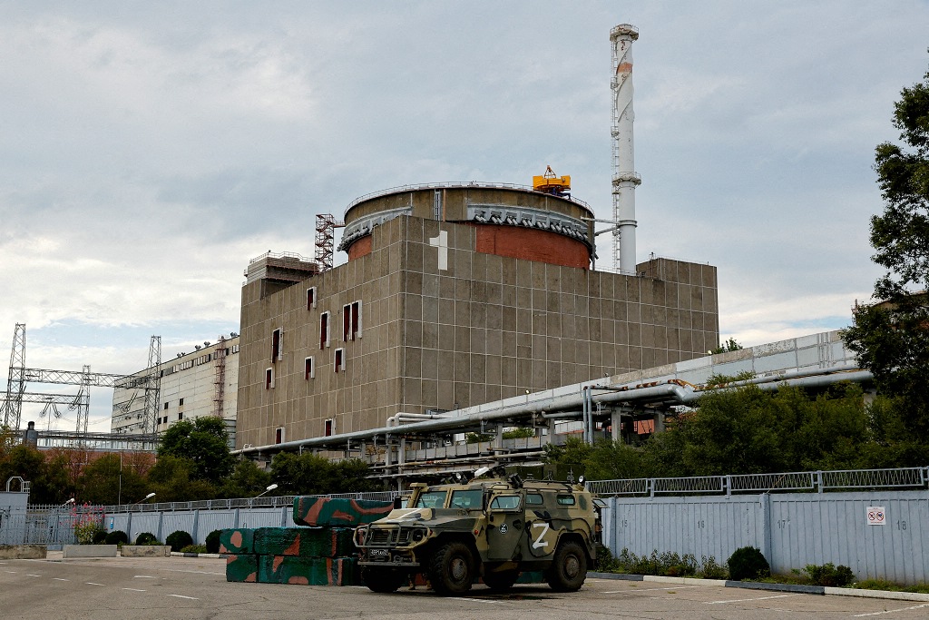 Veículos militares russos na central nuclear de Zaporijjia