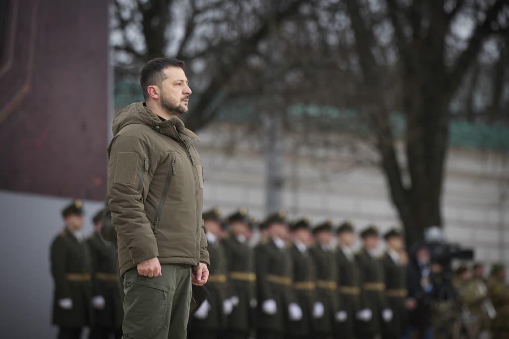 Zelensky durante discurso às tropas ucranianas no dia em que faz um ano que a Rússia invadiu a Ucrânia